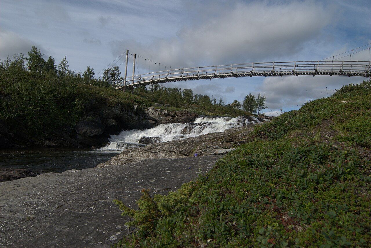 Hängbro över Servvejuhkka längs Kungsleden